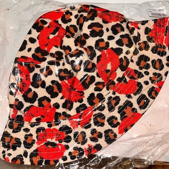 Leopard Lip 💋Bucket Hat - Picture 3 of 4